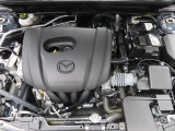 MAZDA3のエンジンルームです。マツダ正規ディーラーとして、責任を持って整備しお渡しいたします。