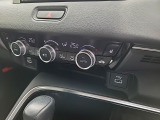 【オートエアコン】設定温度に合わせて自動で風量や風向きを調整し、車内を快適な温度に保ちます。