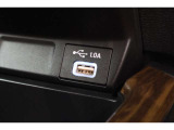 USBオーディオ用ソケットがついていますので携帯電話などを接続すれば音楽等の再生が可能です!充電用ソケットもございます!