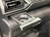 プッシュ式オートオープンカップホルダーが助手席にも装備