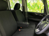 運転席ドアを開けると、広々とした空間が広がります。乗り降りがしやすく、快適なドライビングポジションです。