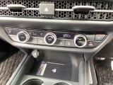 【アクセサリーソケット(電源ソケット)】電源からケーブルをつなげば、スマートフォンなどの電子機器の充電などを行うことができます!ゲーム機器や、カメラの充電にも便利ですね。