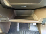 運転席の足元には小物入れがあります!