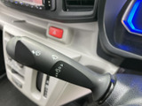 視界を良好に保つ、ワイパー操作。雨天時でも安心して運転できます。