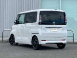 左リア斜めからの車両全体写真。清潔感のあるホワイトパールカラーと、縦型テールランプのすっきりとしたリアデザインが印象的です。