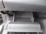 車検証ブックや小物などが収納できるスペースがあります。
