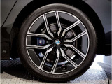 アウトバーンでの走行を見据えたBMWのブレーキシステムはもしもの時にもいち早くマシンを停止してくれます。