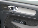 運転席ドアを開けると、パワーウインドウやドアミラーなどの操作スイッチを手元にまとめて配置。シンプルで北欧らしい、すっきりとしたデザインのドアトリムです。