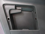 助手席ドア内側に車検証を収納できるボックスがついています