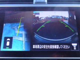 サイドブラインドモニターは、障害物などの確認を補助するシステムです。前進、右左折するときは直接目で周囲の安全を確認し、ゆっくりした速度で運転してください。また、左折時には内輪差に注意してください。