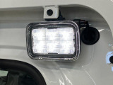 【LED大型荷台作業灯】 夜間・朝方の作業など、暗い場所での作業の際に荷台を照らします。