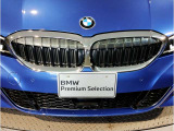 【BMWの伝統】BMWの特徴的な&ldquo;キドニーグリル&rdquo;は、80年以上続く伝統の形でございます。変わらないこだわりのデザインが、プレミアムブランド&ldquo;BMW&rdquo;を創り出します。