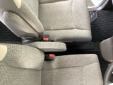 助手席スーパースライドシートです!スライド量57cmなので、前席から後席への移動も可能です!また、どの席からもスライドレバーを引いてラクに操作できます。