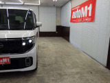 当店では専任のメカニックが大切なお客様のお車を一台一台丁寧に整備いたします。自社認証工場にてリフトアップし下回りまでキッチリ検査いたします。
