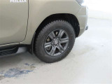 装着タイヤサイズは、265/65R17です。純正アルミホイールを装着しております。