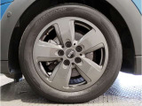 アロイは英語で合金を意味しますが、車の世界ではアルミ製のホイールを指します。大衆車のホイールは製造コストが安いスチール(鉄)でできていますが、アルミ(アルミ合金)製ホイールは軽いのが特徴です。