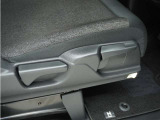 ◆シートハイトアジャスター◆運転席を上下に高さ調節ができます!運転ポジションを体格に合わせてシート調整できます。