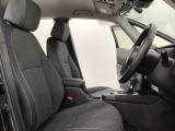 広い足元にゆったり座れるシートには肘掛けも装備しており長距離の運転でも疲れにくくなってます。
