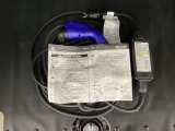 コンセント型の充電ケーブルがセットでついております。ご自宅で簡単に充電することが可能です。