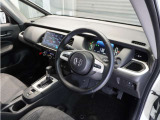 ◆視界広々で非常に運転しやすくロングドライブでも疲れを感じさせないすっきりとまとまったインパネ周りです。