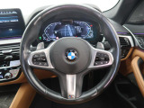 BMWのステアリングのリムは、一般的なものより少し太めにデザインされています。 これはタイヤやステアリングシャフトなどを介して伝わる路面からの入力を、しっかりと把握するためです。