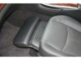 助手席の電動オットマン。運転席側からも操作できます。