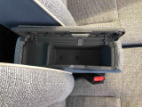 センターアームレスト付きで運転中も腕が楽々!