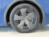 純正のアルミホイール装着車です。タイヤサイズは195/60R17です。