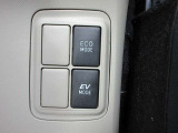 ステアリングスイッチは前方から目を離すことなく操作することが可能。わき見運転の防止に。
