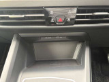 置くだけ充電機能付きのインパネアンダートレイ