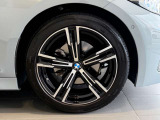 BMWの純正アロイホイールは軽量かつ強度にも優れているホイールで走行性能を引き上げる設計になっております。足元にもBMWは妥協がなくこだわっている個所になります。