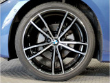 【BMWアロイホイル】軽量かつ強度に拘ったアロイホイル。走行性能ポテンシャルを引き出す設計。車の足元を引き締めてくれる大きなポイントはアロイホイルです。