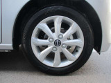 おしゃれは足元から。日産純正のアルミホイールで足元すっきり。タイヤサイズは155/65R14になります