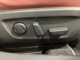 運転席にはパワーシートを装備!シート位置を記憶するメモリー機能付きなのでご夫婦で2名分セットすると便利です♪