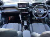 運転中の視線移動を抑えるレイアウトの「iCockpit」。