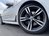 BMWならではの卓越した走りを支えるホイールと足回りです!日本車の走りに慣れている方にもぜひ体感して頂きたいほど、高いレベルでまとまっています!純正20インチアルミホイール。