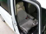 程よい硬さとホールド性が高いシートで長時間運転も快適です。