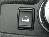【ヒルディセントコントロール】ブレーキペダルを踏むことなく車速を一定に保つよう支援する機能です。
