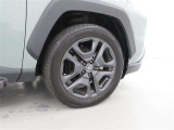 装着タイヤサイズは、235/55R19です。純正アルミホイールを装着しております。