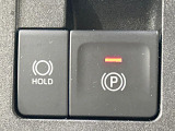 【電動パーキングブレーキ】パーキングブレーキは便利な電動式!ボタン一つで操作でき、アクセルを踏めば自動で解除されます♪レバーやペダルが無いので運転席廻りもすっきりしますね♪