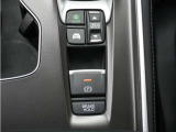 電子制御パーキングブレーキ搭載で指一本で簡単に操作することができます。さらに停車中に、ブレーキペダルを踏み続けなくても、自動的にブレーキを保持する機能である、オートマチックブレーキホールド付きです。