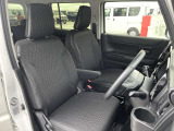 快適なフロントシート。 運転席と助手席は厚みのあるシートで快適な乗り心地です。
