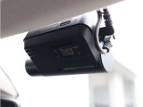 純正ならではの車両との馴染みも魅力。前後を記録できるドライブレコーダー付きです。