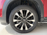 純正アルミホイールです。タイヤサイズは、215/55R17です。