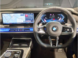 【ハンドル】ドライバーとBMW車の一体感がダイレクトに伝わるステアリングホイール。形状・太さへの拘りに加えて、操作性を高める為にスイッチ類も配置。クイックかつ安定のドライビングを体感下さい!