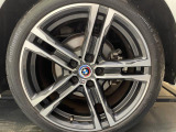 純正18インチアルミホイール。フロントは225/40R18