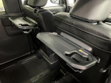 【格納式シートバックテーブル(運転席/助手席)】 物が落ちにくいふち高テーブルはタブレットが立てかけられ、お子さま用のマグカップや500mlの紙パックが入るカップホルダーも備えています。