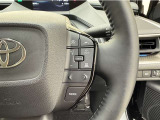 レーダークルーズコントロールを搭載しております。前車との距離をレーダーで測り一定の車間距離とスピードを保つとても便利な機能です。高速道路で楽に安心安全です!