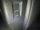 充電用USB端子付き。スマートフォンなどの充電に便利です。