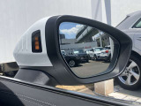 サイドアシスト装備 ドライバーの死角を並走する車両を検知します。ドアミラーの内側のLEDが点灯・点滅して事故の危険を知らせます。